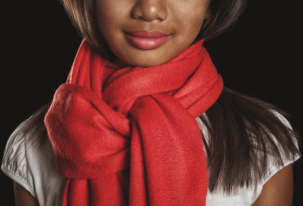 Retrato de una chica bronceada en una bufanda roja de cerca
 - Foto, imagen
