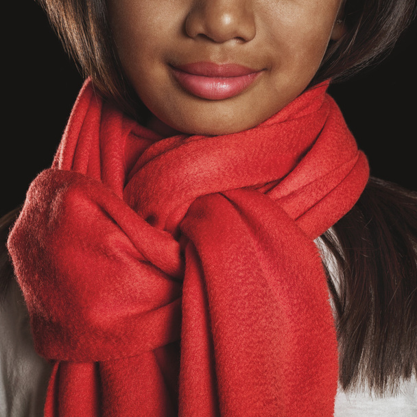 Портрет девушки в красном шарфе на шее крупным планом
 - Фото, изображение