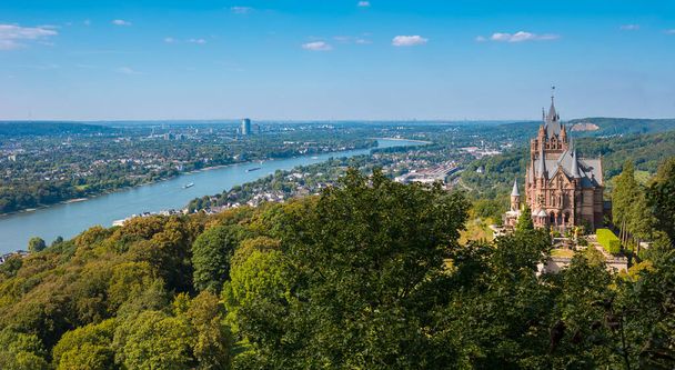 vista del Castillo de Drachenburg desde los Drachenfels en Bonn - Foto, imagen