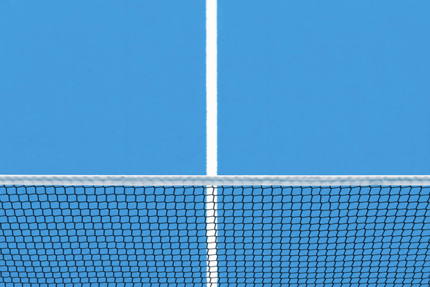 Μπλε padel και δίχτυ τένις και σκληρό γήπεδο. Αντίληψη διαγωνισμού τένις. Οριζόντια αφίσα θέμα αθλητισμού, ευχετήριες κάρτες, κεφαλίδες, ιστοσελίδα και ap - Φωτογραφία, εικόνα