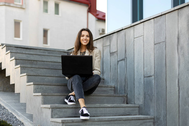 Mujer segura usando computadora portátil, trabajando en línea. Negocios exitosos. - Foto, imagen