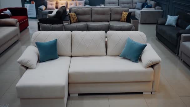 Valkoinen sohva kaksi sinistä koriste tyynyt. Käsite mukava olohuone. 4k hidastettu video - Materiaali, video