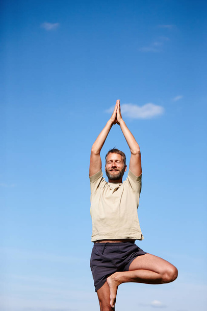 Безтурботні вправи. красивий зрілий чоловік робить йогу на відкритому повітрі
 - Фото, зображення