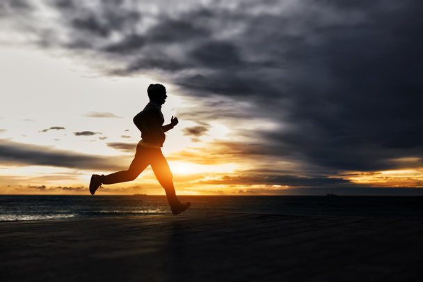 Man running towards gold sun - Fotografie, Obrázek