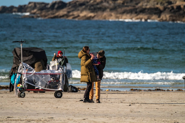 PORTNOO, COUNTY DONEGAL, IRELAND - MARCH 07 2023 : For Letters of Love is being filmed at the beach, starring Pierce Brosnan,Gabriel Byrne,Helena Bonham Carter, Fionn O Shea,Ann Skelly. - Foto, Imagen