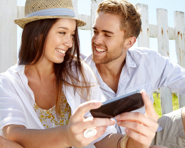 Happy couple, bonding or smartphone in travel location, holiday vacation or Italy destination break. Smile, man or woman on mobile photography technology for social media, profile picture or vlogging. - Foto, Bild
