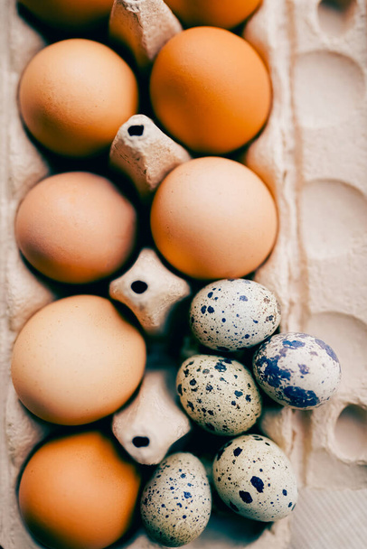 Paskalya yumurtaları. Tavuk ve bıldırcın yumurtası Katolik ve Ortodoks bayramı - Fotoğraf, Görsel