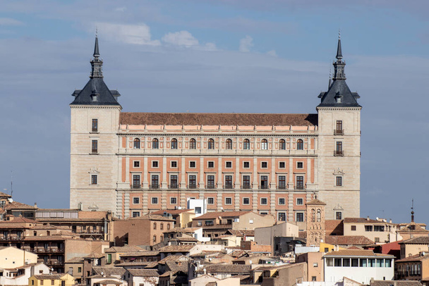 Alcazar Toleda: Majestátní pevnost s výhledem na historické město a scénické krajiny - Fotografie, Obrázek