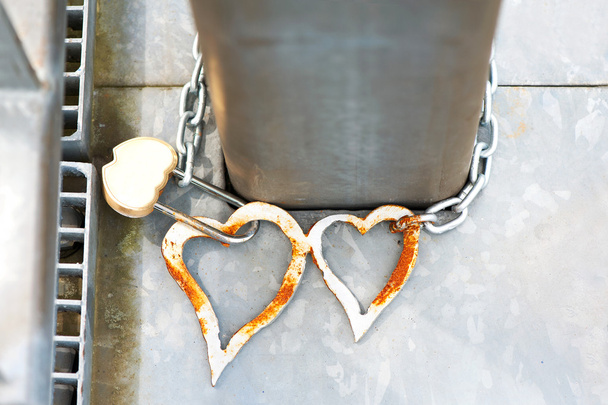 Coppia cuori amore metallo con serratura sul ponte. Tradizione nuziale
. - Foto, immagini