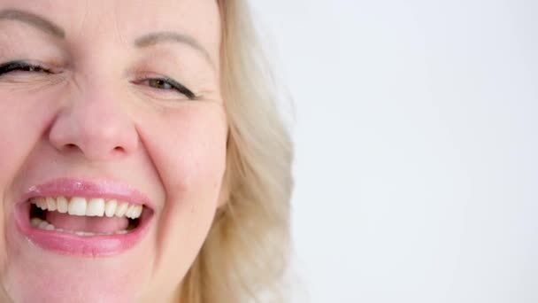Πορτρέτο της ευτυχούς γυναίκας χαμογελώντας και στέκεται απομονωμένη σε λευκό κορίτσι φόντο με τέλειο χαμόγελο αναζητούν δικαίωμα Όμορφη θηλυκό χαμόγελο μετά τη διαδικασία λεύκανσης δοντιών. Οδοντιατρική περίθαλψη. Έννοια της οδοντιατρικής. - Πλάνα, βίντεο