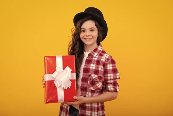 Cute child girl congratulate with valentines day, giving romantic gift box. Present, greeting and gifting birthday concept. Happy teenager, positive and smiling emotions of teen girl - Foto, Imagen