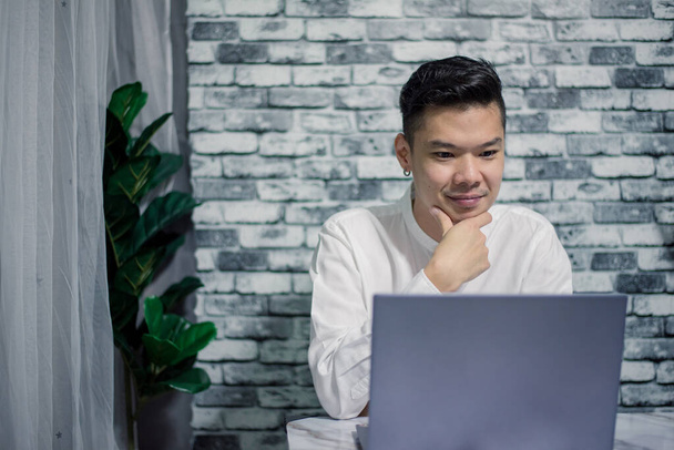 Portret szczęśliwego biznesmena pracującego w domu z laptopem na biurku - Zdjęcie, obraz