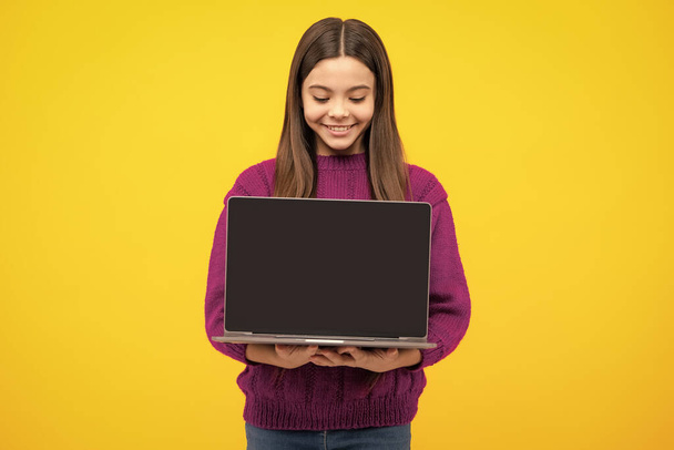 Молодая школьница, учится за ноутбуком. Экран ноутбука с копировальным макетом. Концепция электронного обучения - Фото, изображение