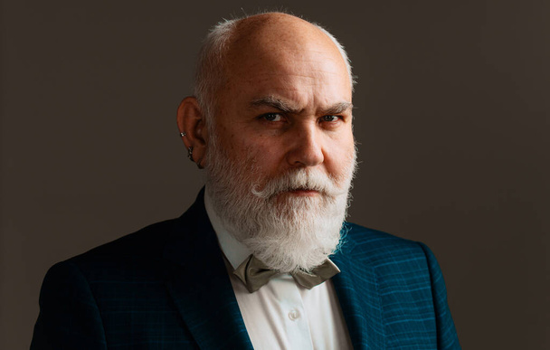 Serious Senior Man. Bearded middle-aged man with a serious expression in a closeup head and shoulders portrait - Foto, Imagen