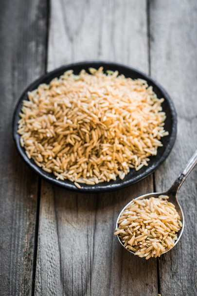 Raw brown rice - Foto, afbeelding
