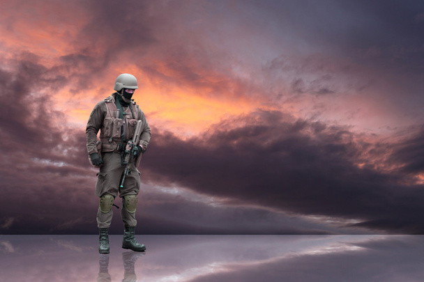 Soldado em guerra de desastres e conceito militar
 - Foto, Imagem