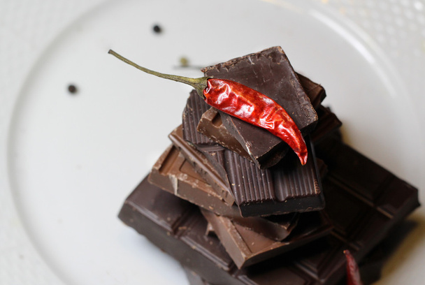 Pedaços de chocolate no prato
 - Foto, Imagem