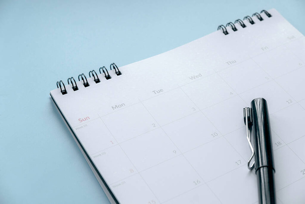 Έννοια του προγράμματος μηνιαίο ημερολόγιο συναντήσεων ή διαχείριση των καθημερινών σας δραστηριοτήτων. - Φωτογραφία, εικόνα