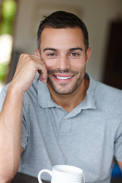 Im going to make this a great day. Portrait of an attractive, smiling young man at home - Foto, afbeelding