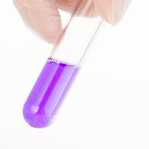 Líquido púrpura en tubo de ensayo
 - Foto, imagen
