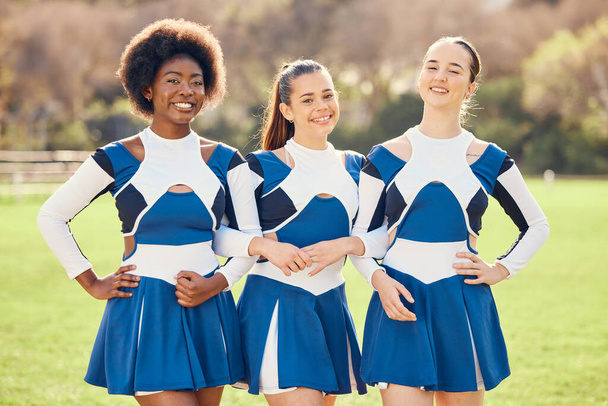 Cheerleader, Teen Girl Team und Portrait Outdoor, Athletengruppe und Fitness, Uniform und Vielfalt mit Lächeln. Bewegung, Wettkampf und Schulveranstaltung, Zusammenarbeit und glückliche junge Frau mit Sport. - Foto, Bild