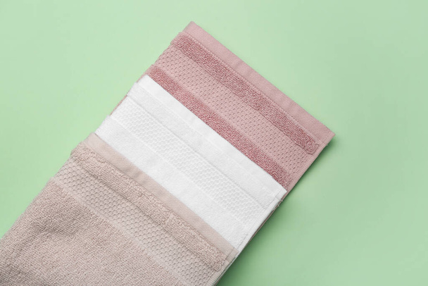 Skládané měkké ručníky na zeleném pozadí - Fotografie, Obrázek