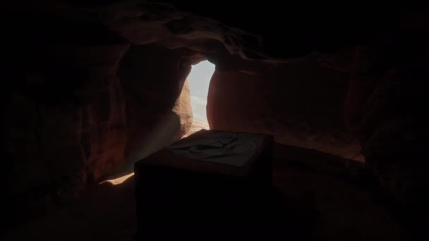 Túmulo vazio com Sudário e Crucificação - Ressurreição de Jesus Cristo - Filmagem, Vídeo