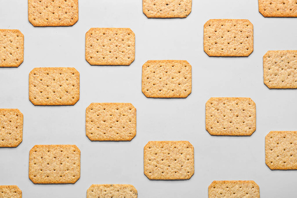 Many delicious crackers on grey background - Foto, Bild