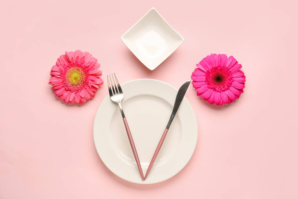 Pembe arka planda güzel Gerbera çiçekleri olan masa ayarı - Fotoğraf, Görsel
