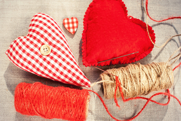 iki ev yapımı kırmızı pamuk sevgi kalpleri dikilmektedir. portre. - Fotoğraf, Görsel