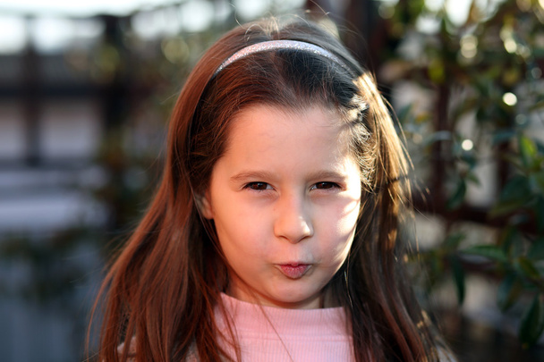 pěkná sulky mladá dívka venku v parku - Fotografie, Obrázek