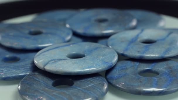 Donuts tallados en piedra de dumortierita giratoria
 - Imágenes, Vídeo