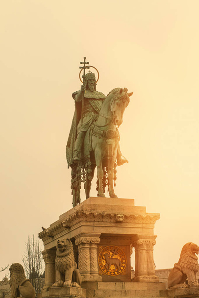 Statue de Saint Etienne à Budapest, Hongrie. Photo de haute qualité - Photo, image
