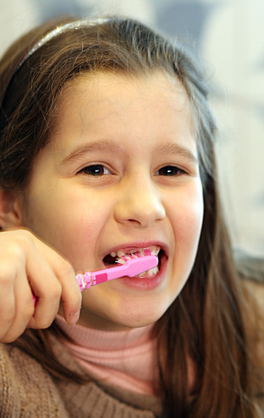 chica joven sin un diente mientras se cepilla los dientes
 - Foto, Imagen