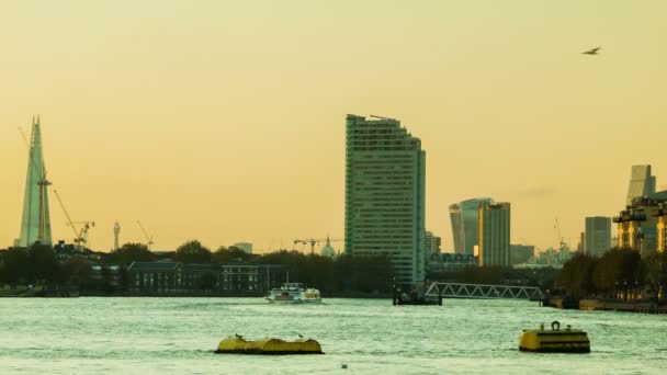 Londen zonsondergang, Thames, boot passerende - Video