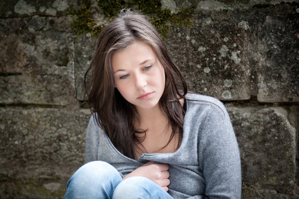 Adolescente chica buscando reflexivo acerca de los problemas
 - Foto, imagen