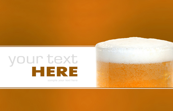 ποτήρι μπύρα closeup με αφρό που απομονώνονται σε φόντο - Φωτογραφία, εικόνα