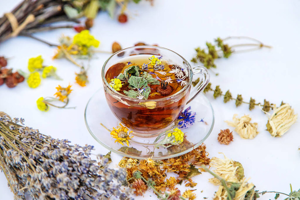 Gyógynövény tea gyógynövényekkel és virágokkal. Szelektív fókusz. Igyál!. - Fotó, kép
