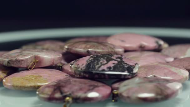 Roterende Rhodoniet gesneden stenen harten - Video