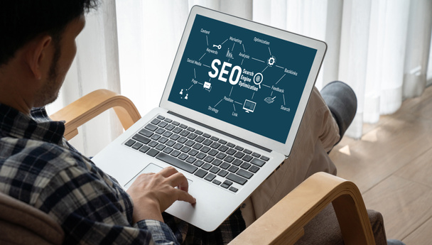 SEO optimización de motores de búsqueda para el comercio electrónico moderno y negocio minorista en línea que se muestra en la pantalla del ordenador - Foto, imagen
