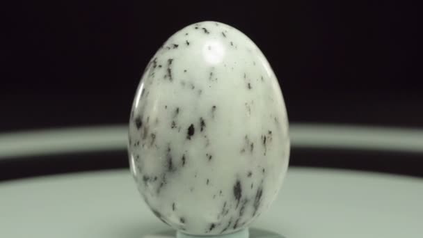 Obracanie jaj kamień jaspis zebra - Materiał filmowy, wideo