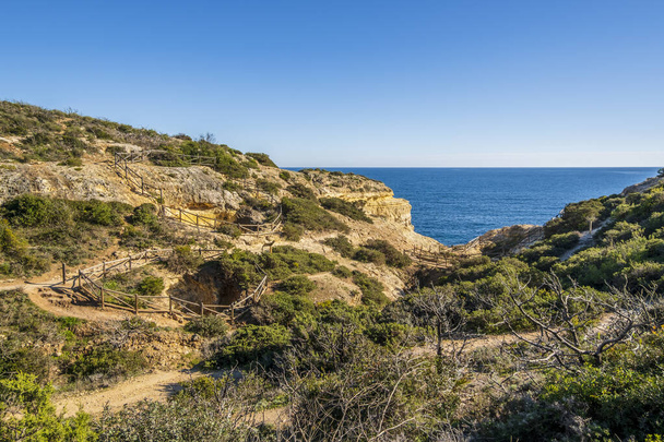 Обрывы и скалы на берегу Атлантического океана на трассе "Семь висячих долин" в Алгарве, Португалия - Фото, изображение