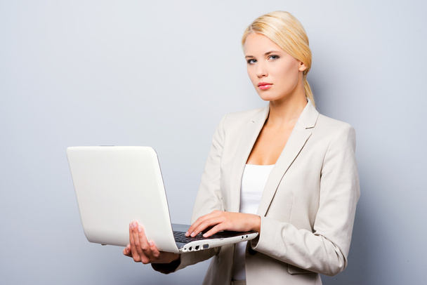 Businesswoman holding laptop - Фото, зображення