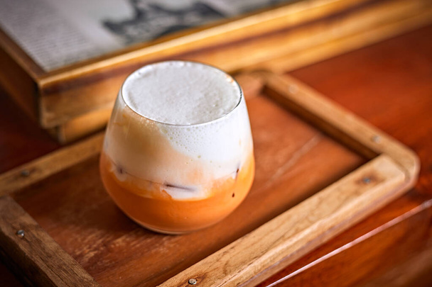 Close up iced thai milk tea in glass, selective focu - Foto, Imagem