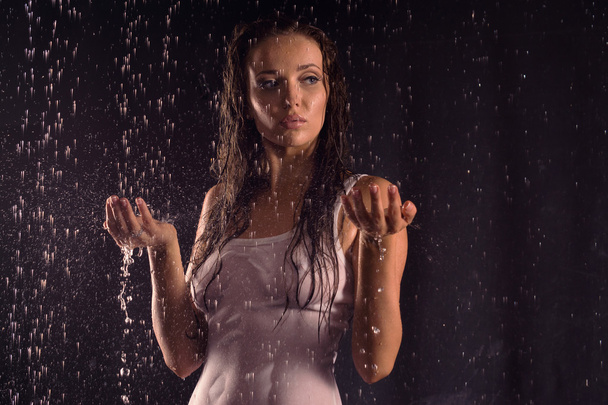 Сексуальная женщина в белой рубашке позирует под водой
 - Фото, изображение