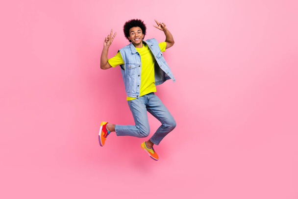 Full length photo of glad funky cheerful man wear trendy retro clothes have fun v-sign empty space isolated on pink color background. - Φωτογραφία, εικόνα