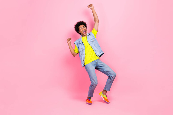 Ganzes Foto von fröhlichen fröhlichen Mann tragen trendige Kleidung feiern Wochenende Tanzen Spaß haben isoliert auf rosa Hintergrund. - Foto, Bild