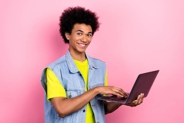 Portrait of positive nice man toothy smile hold use wireless netbook isolated on pink color background. - Foto, Imagem