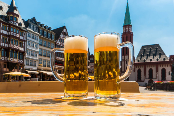 німецьке пиво у Франкфурті, на площі Ромерберг. - Фото, зображення