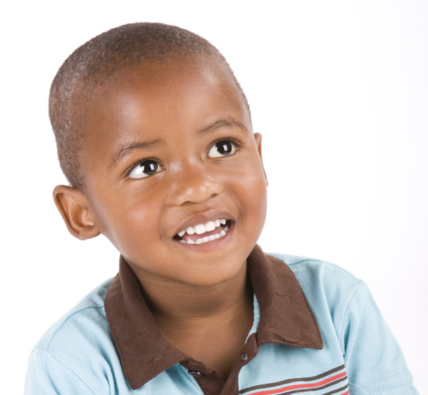 schattig 3 jaar oude zwarte of Afro-Amerikaanse jongen glimlachen - Foto, afbeelding